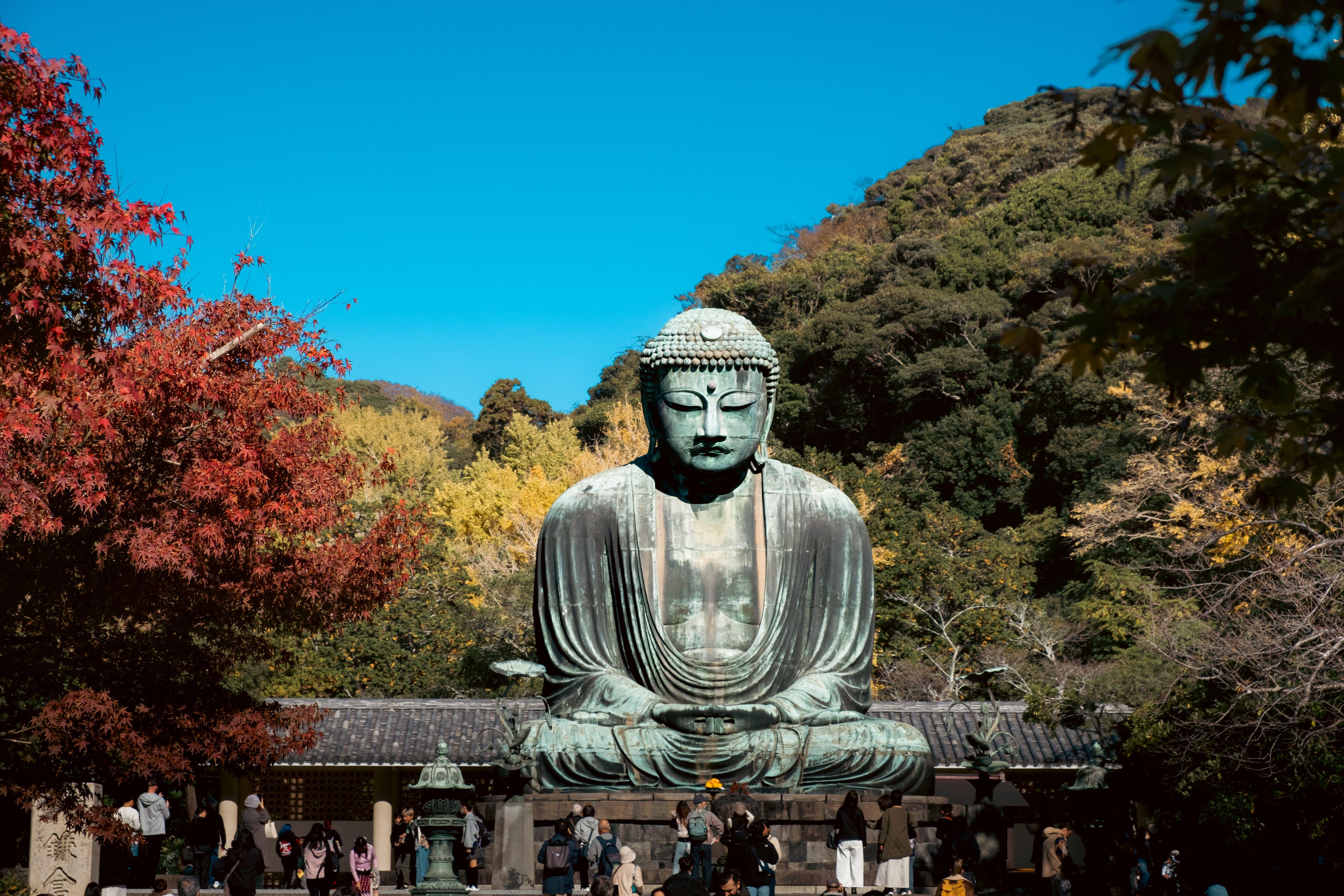 El templo budista Kōtoku-in con la majestuosa figura del Daibutsu, la segunda estatua más grande de Buda en Japón.