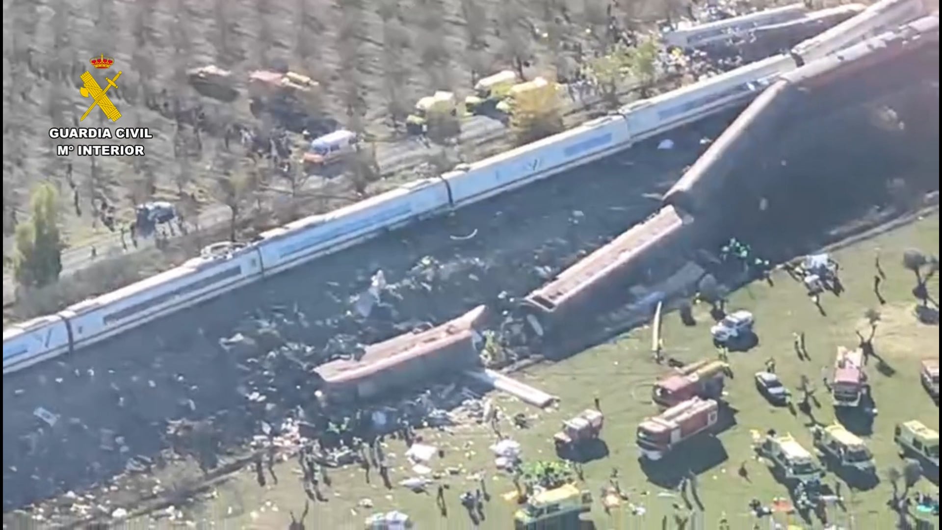 Varios vagones descarrilados: las imágenes aéreas del accidente de trenes en Toledo