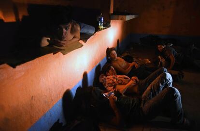 Grupo de hondureños descansa en una casa abandonada en Zacapa (Guatemala), el 16 de octubre de 2018. El presidente Donald Trump amenazó recortar millones de dólares en ayuda si el grupo de inmigrantes llega a Estados Unidos.