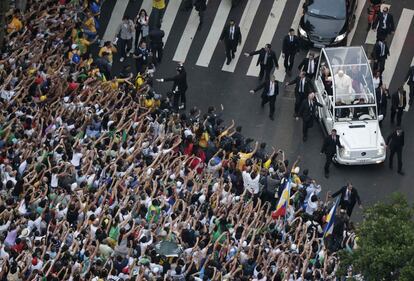 La afluencia de fieles en las calles de Río ha puesto a prueba a la seguridad del Papa.