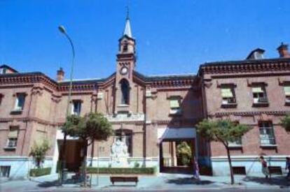 Fachada del Hospital de la Cruz Roja en la avenida Renia Victoria de Madrid. EFE/Archivo