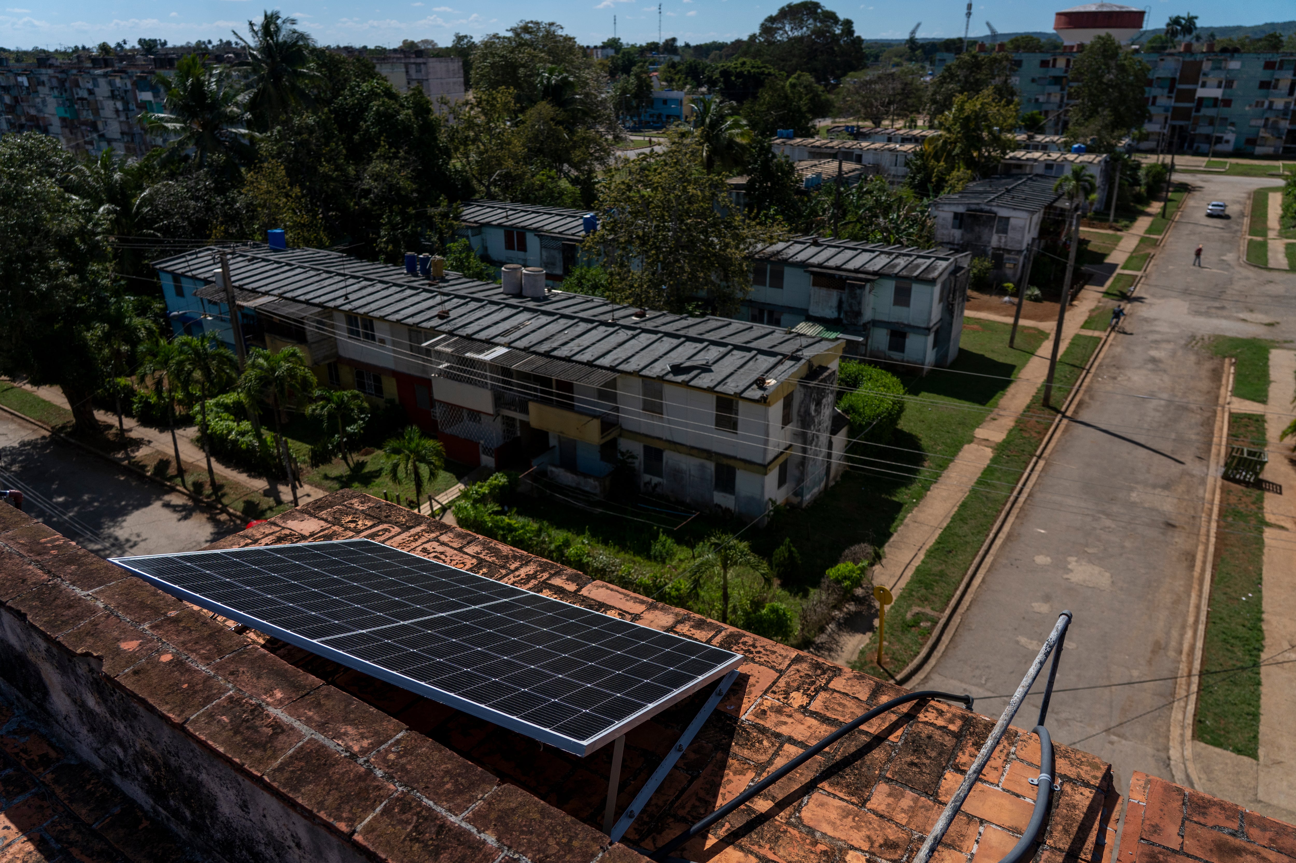 Un panel solar instalado como parte de un programa de energía solar para trabajadores de la salud en Mayabeque, Cuba.