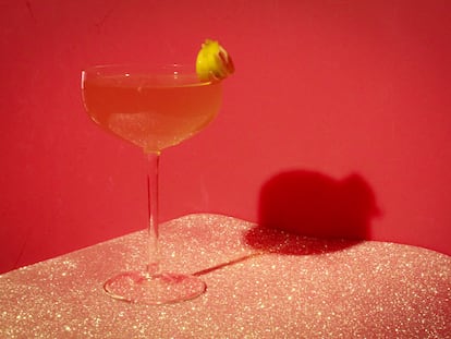 Naked & Famous: Mezcal Picaflor, zumo de lima, Aperol y Chartreuse. Imagen proporcionada por la coctelería Marrufo.