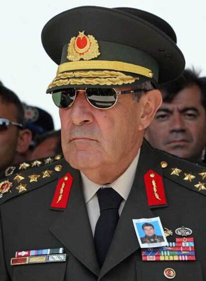 El jefe del Estado Mayor turco, el general Yasar Buyukanit.