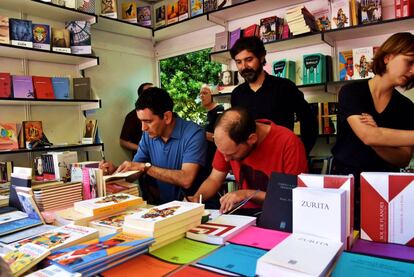 Juan Mayorga (izquierda) y Daniel Montero Galán firman libros en la feria.