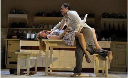 Escena de 'Senyoreta Júlia' con Cristina Genebat y Julio Manrique.