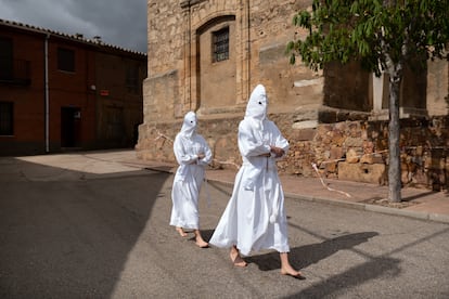Los penitentes se encaminan hacia la iglesia vestidos con las mortajas.