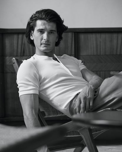 El actor Yon González posa para ICON con una camiseta de Dolce & Gabbana que actualiza la ropa interior.