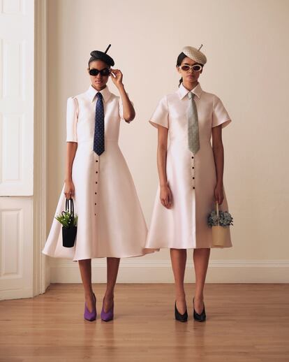 Una de las propuestas más llamativas para ir a Ascot del nuevo director creativo incluye, para las mujeres, un discreto tocado y el añadido de la corbata.