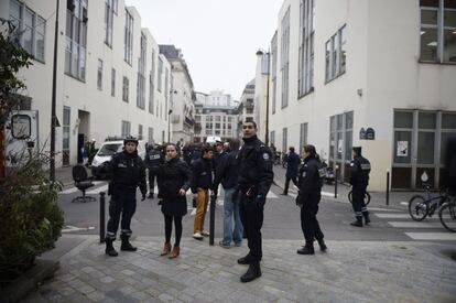 Forces policials davant de les oficines del setmanari satíric francès Charlie Hebdo, després que diversos homes armats hagin irromput a les oficines i hagin deixat almenys 11 morts.