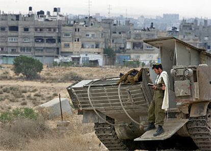 Israel ha bautizado la operación militar en Rafah con un nombre de marcadas raíces religiosas. "Arco Iris", este es el nombre que significa el símbolo del pacto de Dios con su pueblo después del diluvio de Noé. En la imagen, un soldado israelí aprovecha el descanso para dedicar un tiempo a la oración, en medio de un paisaje de destrucción.