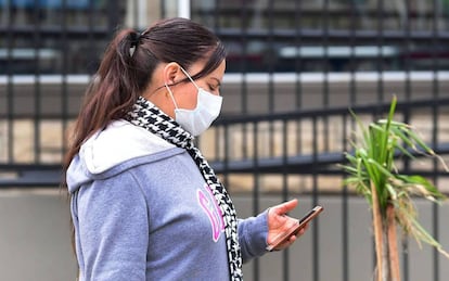 Una mujer consulta su dispositivo móvil. / (AFP)