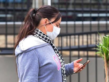 Una mujer consulta su dispositivo móvil. / (AFP)