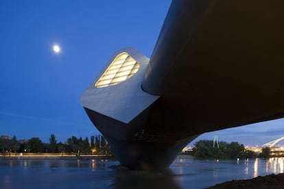 Zaha Hadid proyectó sobre el río Ebro un puente con formas que evocan la geometría de los diamantes y que alberga cuatro espacios para exposiciones en sus pilares. Se inauguró en junio de 2008 para el Expo del Agua de Zaragoza.