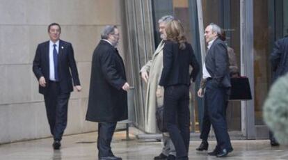 José Luis Bilbao, primero a la izquierda, y el viceconsejero Antonio Rivera, a la derecha, en la reunión del Patronato Guggenheim. En el centro, Patxi Ormazabal y Manuel Marín.