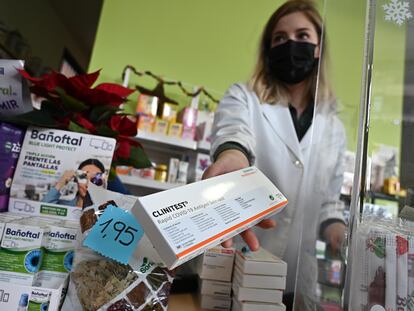 Una farmaceútica muestra el último test de antígenos que tiene disponible a la venta en su farmacia de Madrid, el día 21.