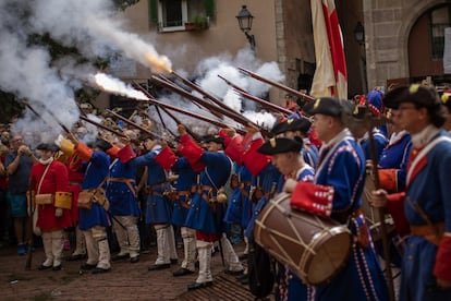 Los Miquelets de Catalunya (recreacion histórica de soldados, milicianos y civiles catalanes del 1714) durante el acto esta mañana en el Palau de la Generalitat.