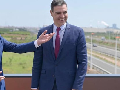 Imagen del día de la presentación del proyecto de la planta de baterías en Sagunto. A la izquierda, el por entonces CEO del grupo VW, Herbert Diess; y Pedro Sánchez, presidente de Gobierno.