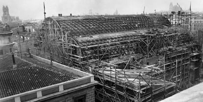 El Frontón Recoletos, en las calles Villanueva y Cid, durante su construcción en 1935.