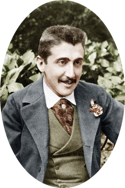 Desengaño y belleza. 'En busca del tiempo perdido' es la manera artística en que Marcel Proust (1871-1922) nos recuerda que todo es finito, que el universo y la perpetuidad están en los detalles y de que solo nuestras ilusiones y sueños pueden aspirar a la eternidad. Una obra que nos lleva por la ruta de la verdad real e inesperada. Gran conocedor del corazón y la razón de los lugares abisales de nuestra alma e identidad y de nuestros deseos desconocidos y dormidos pero atentos a despertar a la más leve señal. Siete libros que nos muestran en un lenguaje convertido en arte la vida misma y, sobre todo, quiénes somos en realidad, qué queremos y anhelamos de verdad. Una lección magistral y cautivadora sobre el teatro que es la vida, sobre el simulacro que se necesita para que el mundo siga girando. A pesar, o gracias, a los corazones rotos.

Uno de los libros que resume las principales ideas y conceptos de Proust en su obra cumbre es 'El almuerzo en la hierba'. Una antología seleccionada por Jaime Fernández y traducida por María Teresa Gallego y Amaya García, publicada por Hermida Editores. Más de 60 conceptos y su registro en los siete volúmenes con términos que van desde Adolescencia hasta Vida, pasando por Arte, Envidia, Literatura o Soledad.

He seleccionado diez que considero como los pilares de su literatura y que sirven para entender el valor de esta obra cumbre de las letras. Como prólogo el siguiente pasaje:

"[…] para dar a conocer la verdad no es necesario decirla, y quizá podamos captarla con mayor certidumbre, sin necesidad de esperar a las palabras y sin siquiera tenerlas mínimamente en cuenta, en mil señales externas e incluso en determinados fenómenos invisibles, que son, en el mundo de los caracteres, lo mismo que los cambios atmosféricos en la naturaleza física. Quizá podría haberlo sospechado, pues yo mismo, a la sazón, solía decir a menudo cosas totalmente ajenas a la verdad, mientras la daba a conocer mediante tantísimas confidencias involuntarias de mi cuerpo y de mis actos". (del volumen III de 'En busca del tiempo perdido')