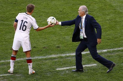 El entrenador de Argentina Alejandro Sabella da el balón al alemán Philipp Lahm.