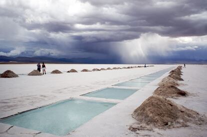 Turistas en las Grandes Salinas de Córdoba (Argentina), que forman parte de un sistema de dunas cuyo origen, se dice, se debe en una enorme brecha marina, una falla tectónica que dejó al descubierto el lecho marino a partir del cual se formaron estas grandes ondulaciones de sal.