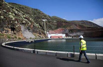 Depósito inferior de la central eléctrica de Gorona del Viento. Al fondo de la imagen se encuentra la sala de turbinas que sirve para generar electricidad con la caida del agua procedente del depósito superior. Esta operación se realiza cuando no hay viento y los aerogeneradores no pueden suministrar electricidad. 