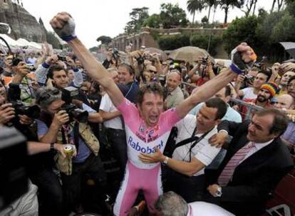 Denis Menchov, del Rabobank, celebra su victoria en el Giro en la meta de Roma.