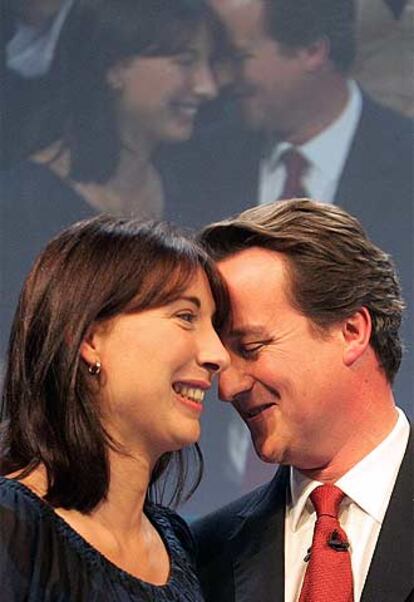 David Cameron, junto a su esposa, Samantha, ayer tras su discurso.