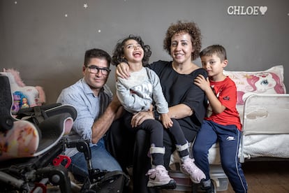 Chloe con sus padres, Óscar Plá y Susana Espada, y su hermano Enzo en la casa de la familia en Minglanilla (Cuenca).