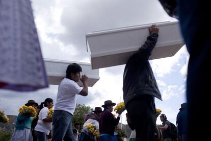 Familiares de campesinos asesinados entre 1984 y 1985 por Sendero Luminoso llevan los cuerpos de sus seres queridos este viernes en Ayacucho.