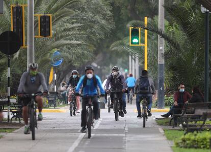 Ciclistas pasean por el distrito de Miraflores, en Lima (Perú), este viernes.