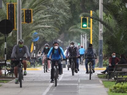 Ciclistas pasean por el distrito de Miraflores, en Lima (Perú), este viernes.