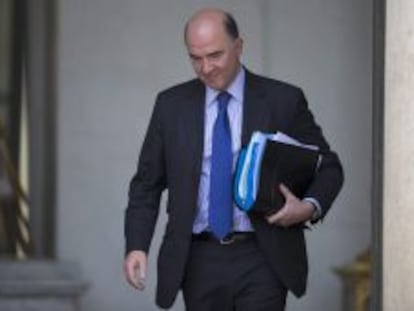 El ministro galo de Finanzas, Pierre Moscovici, abandona el Palacio del El&iacute;seo tras la reuni&oacute;n del Consejo de Ministros. EFE/Archivo