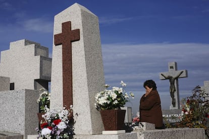 Carmen Alvarez Arranz, junto a la tumba de su madre en el cementerio de Almudena de Madrid. Hoy 1 de noviembre se celebra la festividad de Todos Los Santos.