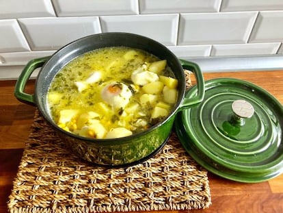 Caldo canario de papas con cilantro