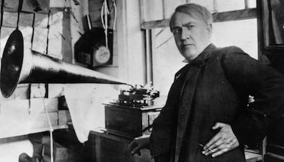 Thomas Edison, con un fon&oacute;grafo.