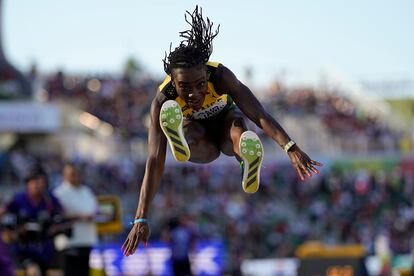 Kimberly Williams, de Jamaica, competía el lunes durante la final de triple salto femenino en el Campeonato Mundial de Atletismo, en Eugene, Oregón (EE UU).