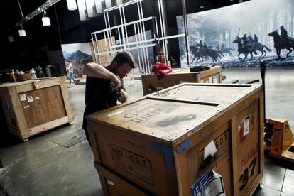 HBO has sent 75 boxes containing all the elements necessary to mount the show, which runs from Wednesday to Sunday.