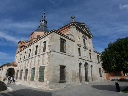 Fachada y entrada al monasterio de la Inmaculada Concepción en Loeches (Madrid) el pasado martes.