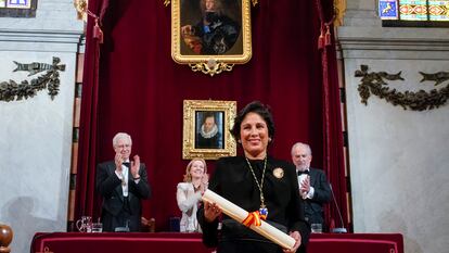 La catedrática de inteligencia artificial Asunción Gómez-Pérez, con la medalla y diploma de académica tras la lectura de su discurso de ingreso en la RAE. Detrás, el vicedirector de la RAE, José Manuel Sánchez Ron; la vicepresidenta primera del Gobierno, Nadia Calviño, y el director de la RAE, Santiago Muñoz Machado.