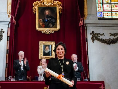 La catedrática de inteligencia artificial Asunción Gómez-Pérez, con la medalla y diploma de académica tras la lectura de su discurso de ingreso en la RAE. Detrás, el vicedirector de la RAE, José Manuel Sánchez Ron; la vicepresidenta primera del Gobierno, Nadia Calviño, y el director de la RAE, Santiago Muñoz Machado.