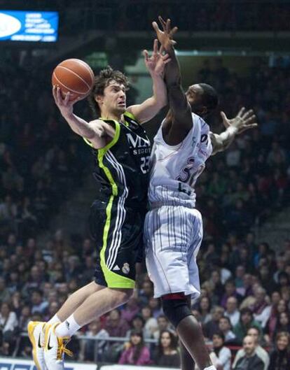 Sergio Llull entra a canasta ante Pepe Sow.