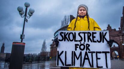 Greta Thunberg muestra el lema