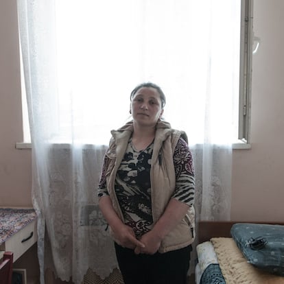 Asmat Jarauli, de 33 años, vive en un edificio para refugiados en el pueblo de Jasuri, cerca de la ABL con Osetia del Sur. “Me trasladé aquí desde Znauri. La mayoría de nuestros problemas son económicos. Solo recibimos las subvenciones para los refugiados, y por ahora es imposible conseguir un empleo”, explica. Una de las nuevas señales –escritas en inglés y en georgiano– se encuentra a solo unos metros de la principal autopista georgiana, que cruza el país de este a oeste. También sitúa una pequeña parte de un oleoducto que va desde Azerbaiyán hasta un puerto georgiano en el Mar Negro dentro del territorio controlado por Rusia. La controversia sobre qué territorio pertenece a cada bando es tan complicada que cada uno de ellos tiene su propia definición de la línea.