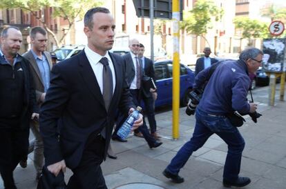 Oscar Pistorius sale de la corte suprema de Pretoria, el 14 de mayo de 2014.