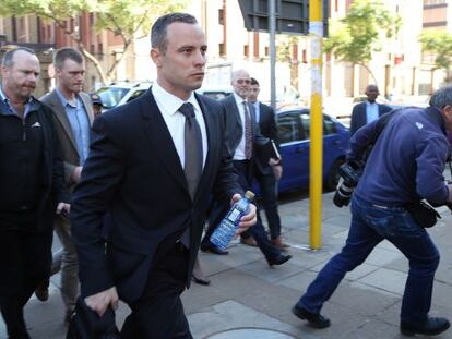 Oscar Pistorius sai da corte suprema de Pretoria, em 14 de maio de 2014.