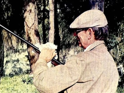 Miguel Delibes limpia su escopeta durante una jornada de caza