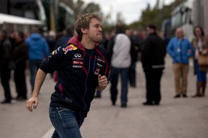 Sebastian Vettel corriendo por el 'paddock' durante los entrenamientos en Jerez.