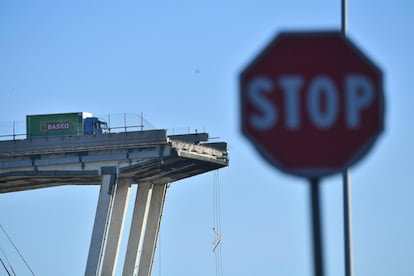 Vista de un camión parado la final del puente Morandi, el 15 de agosto de 2018.